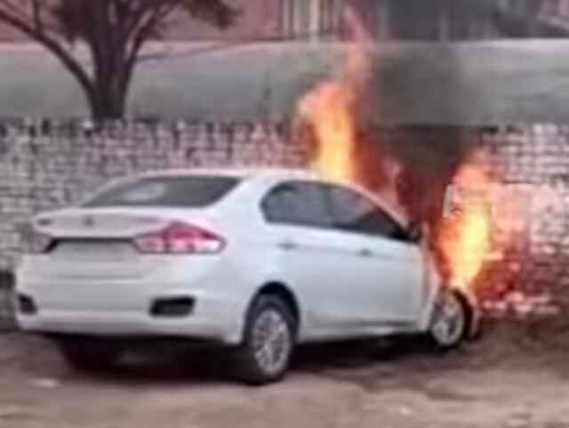 पंजाब: पार्किंग में खड़ी कार में लगी आग…