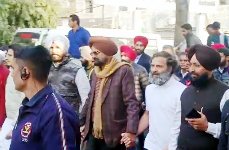 जालंधर: Bharat jodo yatra में पहुंचे सिद्धू मूसेवाला के पिता, लगे justice for Sidhumoose wala के नारे, देखे विडियो