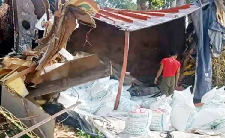 सफेदे के पेड़ से टकराया अनियंत्रित ट्रक