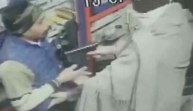 पंजाबः गन प्वाइंट पर मेडिकल स्टोर से लूट, देखें CCTV 