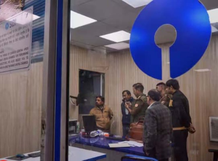 SBI के ATM में लूट, फिल्मी स्टाइल में पहुंची पुलिस, देखें वीडियो