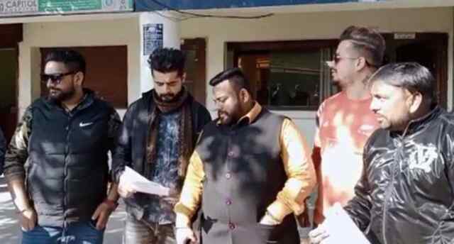 जालंधरः FAST TRACK Consultant का एजेंट ठगी मार हुआ फरार, लोगों ने किया प्रदर्शन, देखें वीडियो