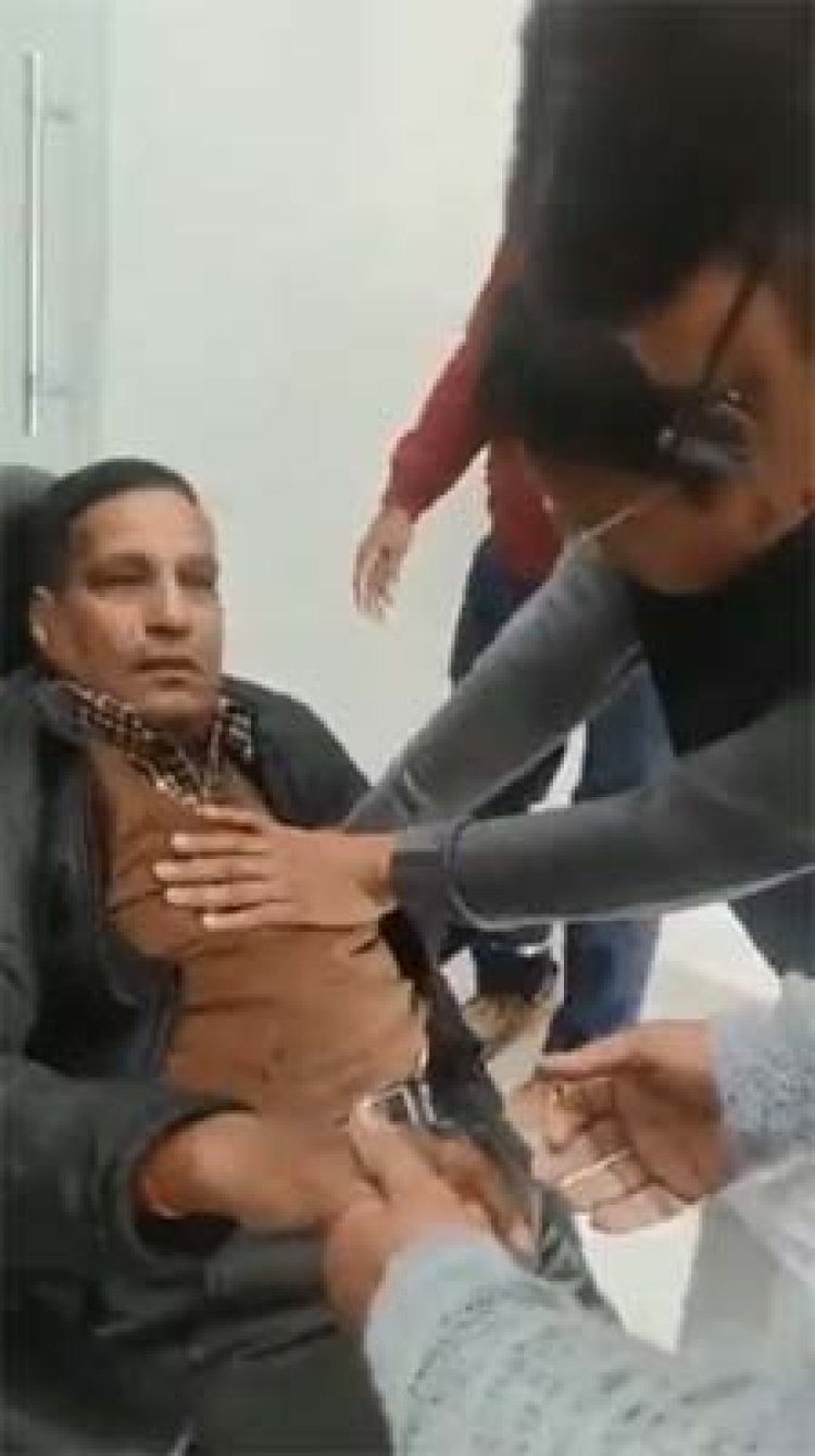 हाउसिंग बोर्ड के दफ्तर में सुनवाई दौरान व्यक्ति को आया हार्ट-अटैक, देखें वीडियो