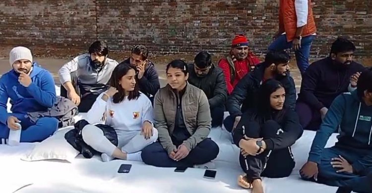 Wrestlers Protest: सरकार हुई सख्त, कुश्ती संघ को 72 घंटे की मोहलत, जंतर-मंतर में धरना जारी, देखें वीडियो