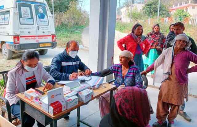 ईसपुर में सांसद मोबाइल स्वास्थ सेवा ने लगाया एक दिवसीय जांच शिविर