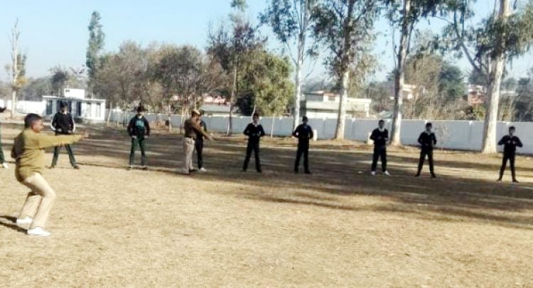 होमगार्ड ट्रेनिंग सेंटर में स्टूडेंट्स सीख रहे आत्मरक्षा के गुर 