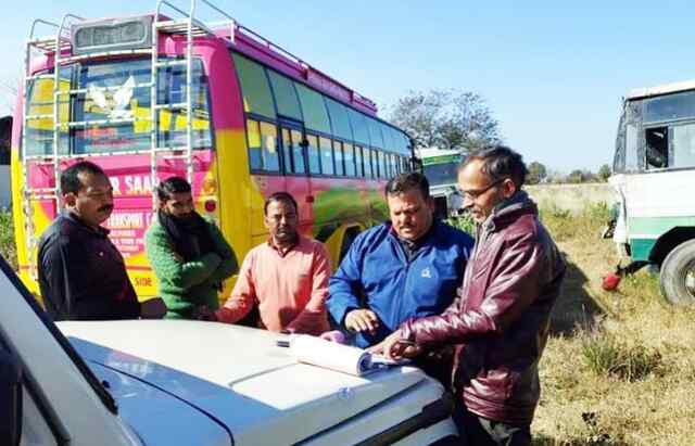 बिना परमिट सवारियां ढो रही 5 प्राइवेट बसें, आरटीओ ने पकड़ी 