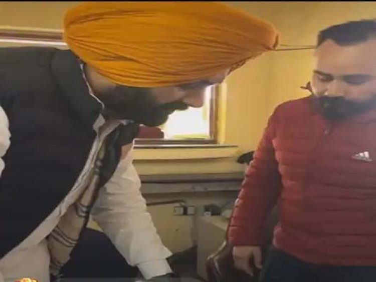 पंजाबः ट्रांसपोर्ट मंत्री की बस स्टैंड पर रेड, चेक किया रिकॉर्ड, देखें वीडियो
