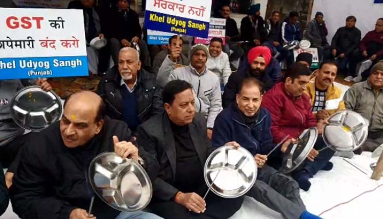 जालंधरः सरकार के खिलाफ सड़कों पर उतरी स्पोर्ट्स इंडस्ट्री, देखें वीडियो