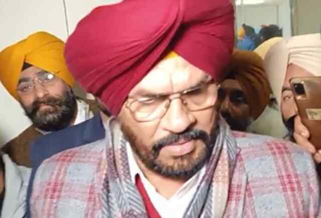पंजाबः शराब फैक्टरी के बाहर धरने पर बैठे किसानों को लेकर कैबनिट मंत्री धालीवाल का आया बयान, देखें वीडियो
