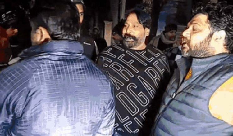 जालंधरः बस अड्डे के पास अवैध खोखों पर निगम ने चलाई डिच, हुआ हंगामा, देखें वीडियो