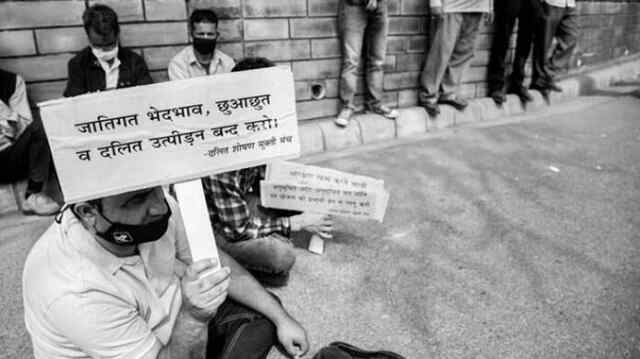 शर्मनाक: थाने में दलित युवक के साथ ASI ने की मारपीट, मुंह पर थूकने और जूता चटाने के लगाए आरोप