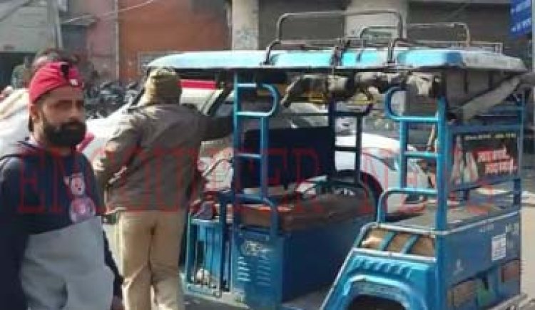 जालंधरः पुलिसकर्मी ने ऑटो चालक को जड़ा थप्पड़, देखें वीडियो