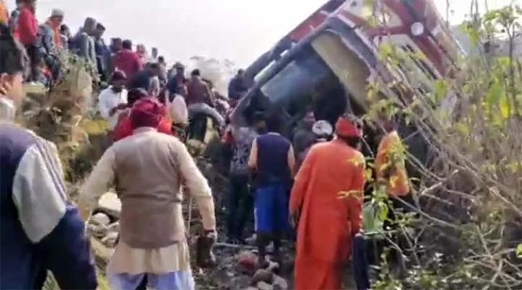 श्रद्धालुओं से भरी बस पलटी, 45 लोग घायल, देखें वीडियो