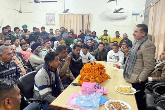 मुख्य संसदीय सचिव राम कुमार ने सुनी ट्रक ऑपरेटरों की समस्याएं, किया मौके पर निपटारा