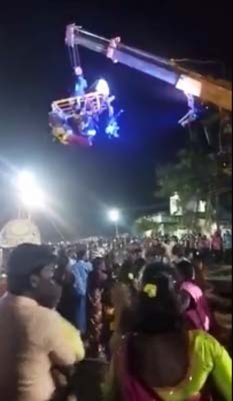 मंदिर में दर्दनाक हादसे से कई लोगों की मौत, देखें दिल दहलाने वाला वीडियो