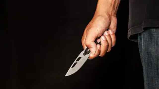 बीच सड़क पत्नी पर कई बार चाकू से किए वार, हुई मौत