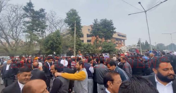 कोर्ट कॉम्प्लेक्स में बम मिलने से मचा हड़कंप, देखें वीडियो