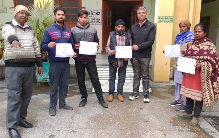 फगवाड़ाः राष्ट्रीय मतदाता दिवस को लेकर पीरथी पाल ने किया लोगों को जागरूक, दिलाई शपथ