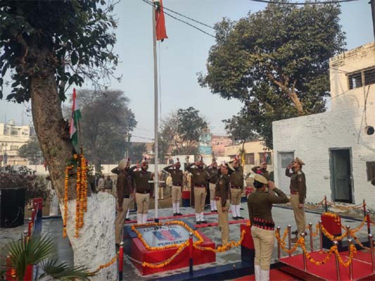 फिरोजपुर जेल में सुप्रिटेंडेट गुरनाम लाल ने राष्ट्रीय ध्वज फहराया