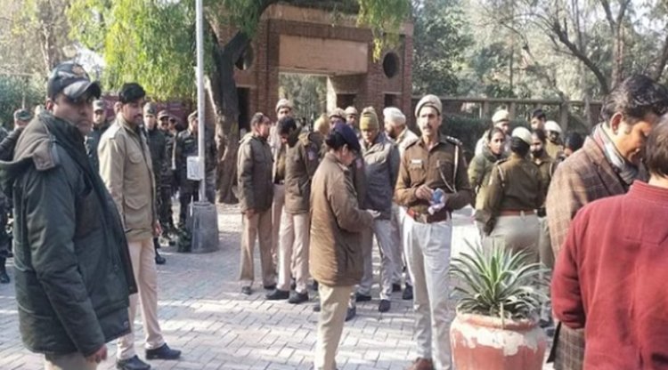 DU में स्क्रीनिंग से पहले आर्ट फैकल्टी में मचा बवाल, धारा 144 लागू, जाने मामला