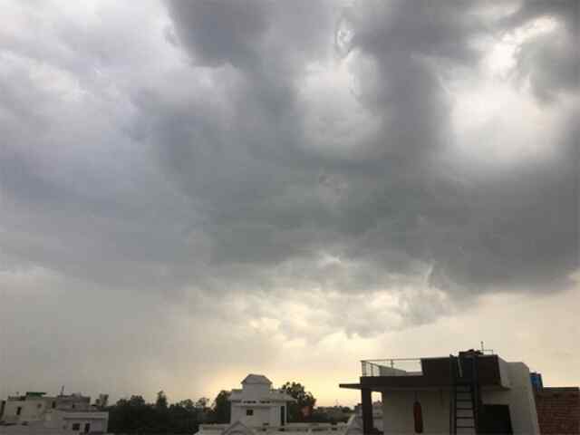 आज आसमान में छाएंगे बादल, कल बारिश के आसार, येलो अलर्ट जारी