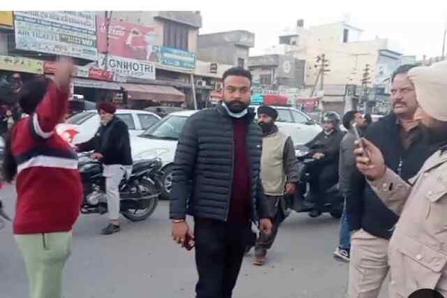 रामामंडी चौक पर महिला ने पुलिस के खिलाफ जमकर की नारेबाजी, देखें वीडियो 