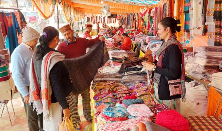 केनरा बैंक के समीप लगा हस्तनिर्मित ऊनी उत्पादों का स्टाॅल 