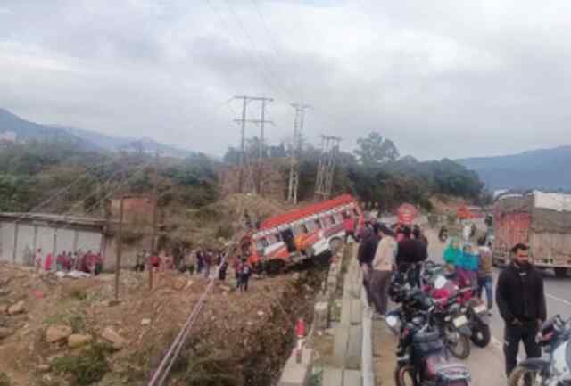 National Highway पर यात्रियों को ले जा रही बस पलटी, कई घायल