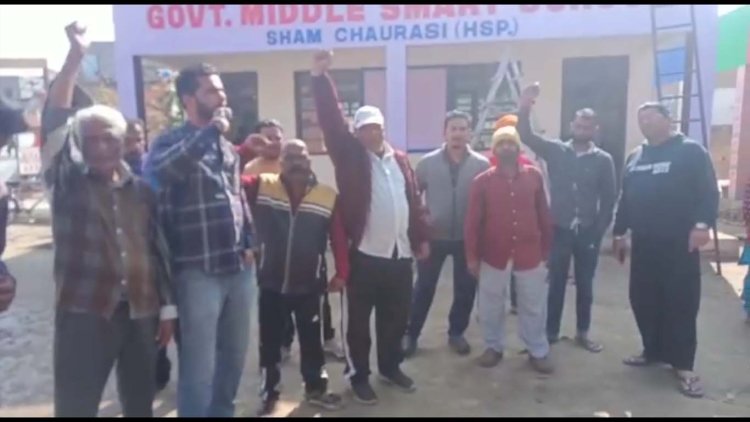 नशे की हालत में टीचर ने छात्राओं के साथ की अश्लील हरकत, देखें वीडियो
