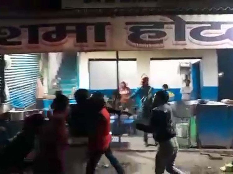 विवाद सुलझाने पहुंची पुलिस पर लाठी-डंडों से हमला, भागकर बचाई जान
