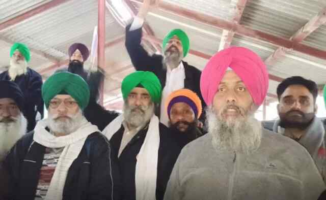 किसानों ने अनिश्चितकाल के लिए रेलवे ट्रैक पर लगाया धरना