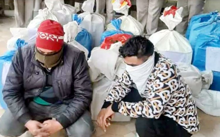 1104 बोतल देसी शराब सहित दो व्यक्ति काबू