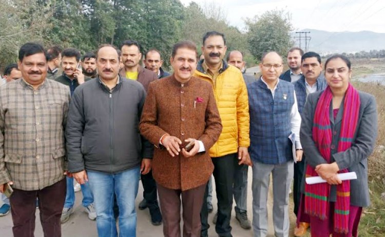 संसदीय सचिव ने किया बददी के प्रवेश द्वार का निरीक्षण