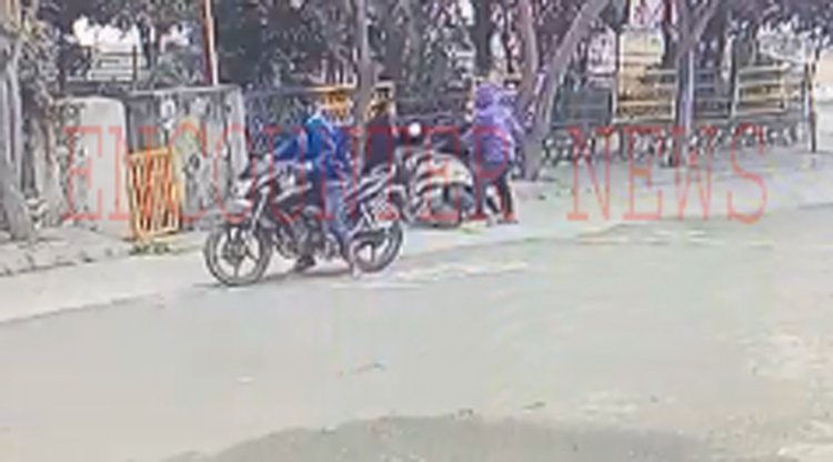 थाने से कुछ दूरी पर युवकों ने दिया वारदात को अंजाम, देखें CCTV