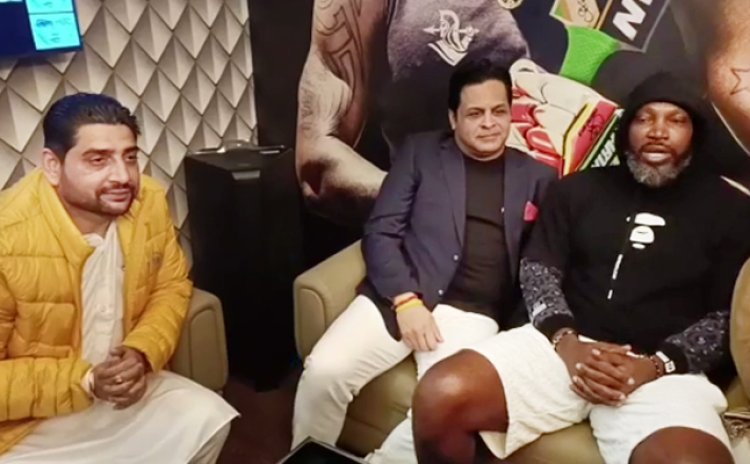 वेस्टइंडीज के क्रिकेटर क्रिस गेल से आप विधायक शीतल अंगुराल ने की मुलाकात, देखें वीडियो