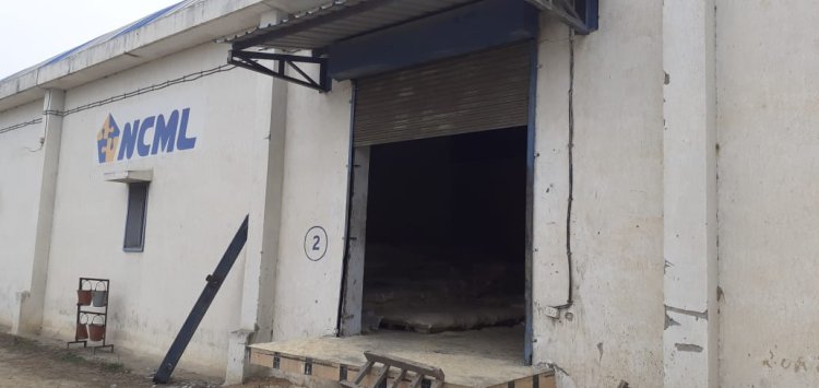 पुलिस चौंकी के पास चावल के गोदाम से 30 लुटेरों ने बंदूक के बल पर लूटी बोरियां, देखें वीडियो