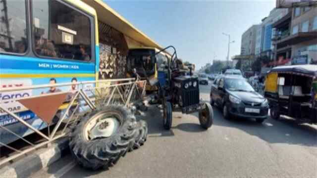 बस और ट्रैक्टर ट्राली की भीषण टक्कर