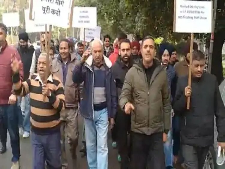 प्रशासन के खिलाफ टीचर्स का रोष प्रदर्शन