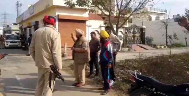 दिन-दिहाड़े इस इलाके में चली गोलियां, स्कूली बच्चों से छीनी बाइक, देखें Live