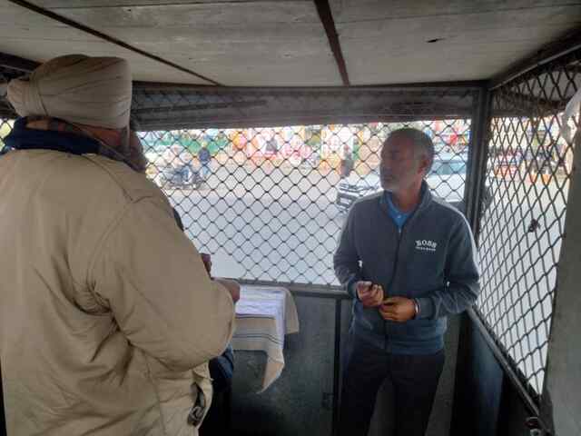 सविधान चौक में चालान काटने को लेकर हुआ हंगामा, देखें तस्वीरें