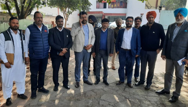 दरगाह की दीवार गिराए जाने के मामले में बैकफुट पर आया नगर निगम, देखें वीडियो