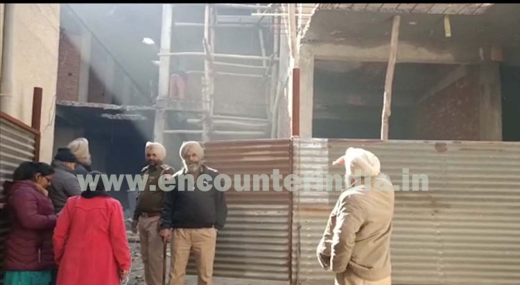 Attari Bazar में निगम की बड़ी कार्रवाई, अवैध 70 दुकानों पर चलाए हथौड़े! देखें वीडियो