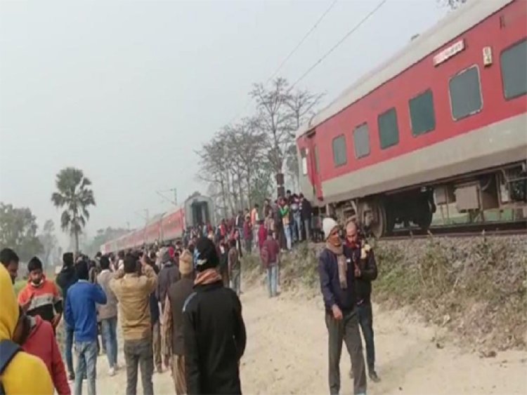 एक्सप्रेस ट्रेन के 5 डिब्बे इंजन से हुए अलग