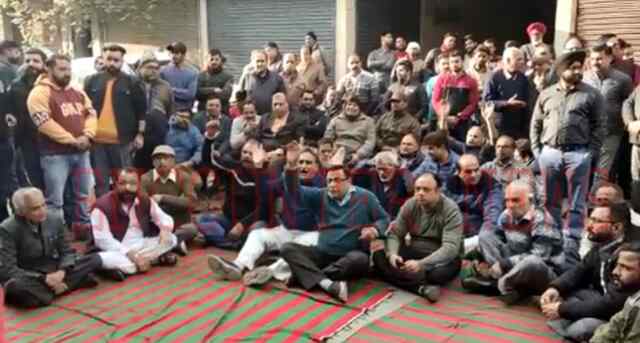 स्पोर्ट्स मार्किट में GST विभाग की रेड, व्यापारियों ने लगाया धरना, देखें वीडियो