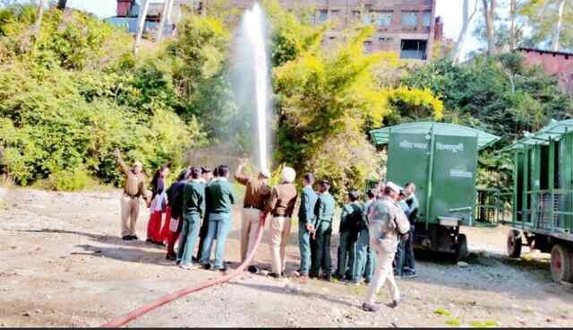 राजकीय वरिष्ठ माध्यमिक पाठशाला भरवाई में दमकल विभाग ने की मार्क ड्रिल