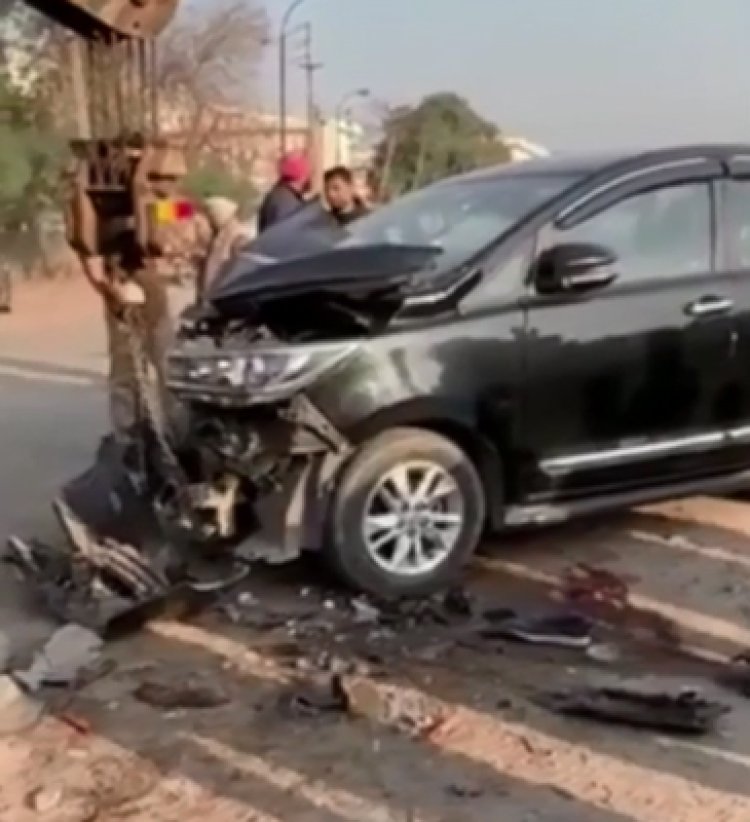 दर्दनाक सड़क हादसे में युवक की मौत, कार के उड़े परखच्चे, देखें वीडियो 