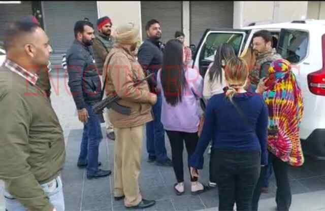 Triple-C में स्पा सेंटर पर पुलिस की रेड, कई लड़के लड़कियों को किया काबू , देखें वीडियो