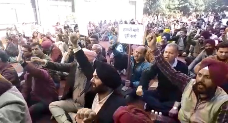 Khalsa College में ज्वाइंट एक्शन कमिटी टीचिंग और नॉन टीचिंग ने किया प्रदर्शन, देखें वीडियो