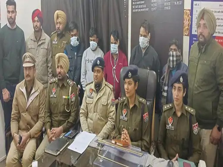 3 होटलों में पुलिस की रेड, 13 लड़कियों सहित 4 एजेंट किए काबू, देखें वीडियो